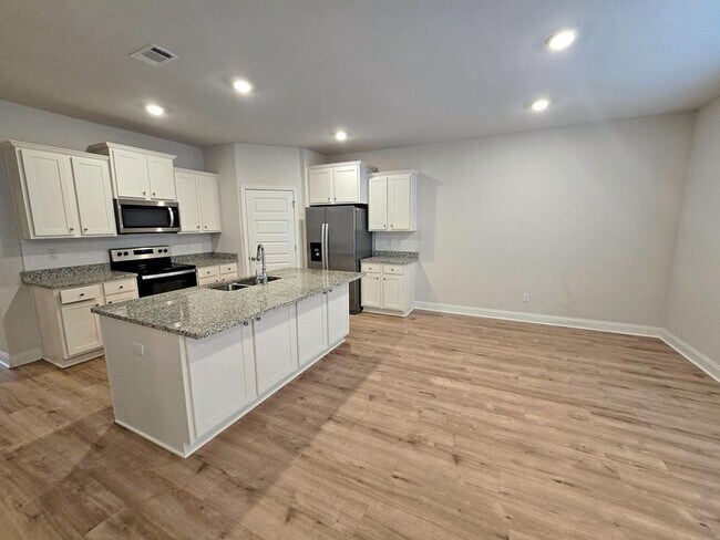 Building Photo - Elegant 4-Bedroom Lake Park Home with Open Layout, Modern Finishes, and Fenced Yard