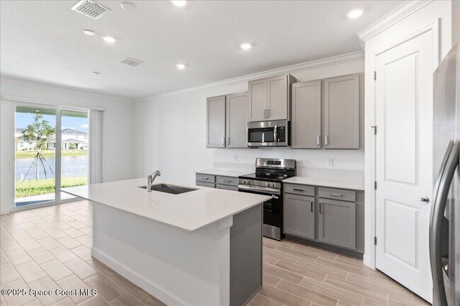 Building Photo - 2037 Island Ave NW