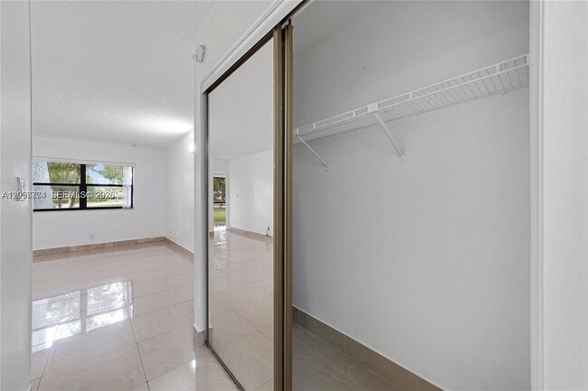 Building Photo - 200 Lakeview Dr