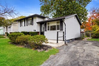 Building Photo - Spectacular Split Level Home