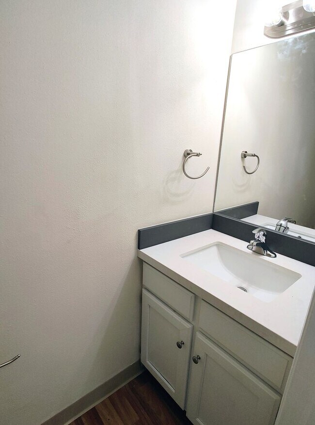 Building Photo - Great 3 Bd 2.5 Bath Townhome