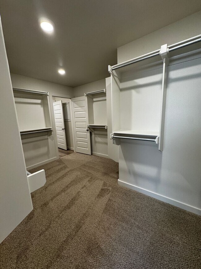 Building Photo - Fabulous Luxury Newer 2026 Build 3/2/2