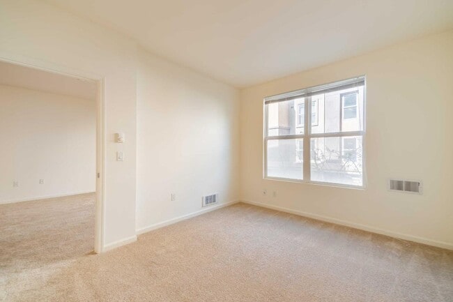 Building Photo - 301 Crescent Ct