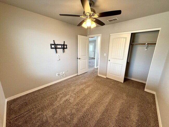 Building Photo - Stylish 3BR Home in Cerbat Vistas | Split Floor Plan, Covered Patio & 2-Car Garage!