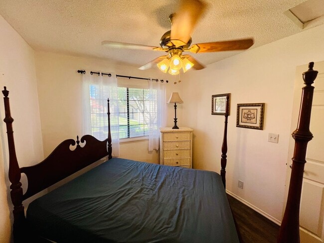 Building Photo - Inviting Gated Community Townhome—Jess Ran...