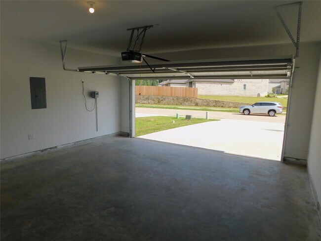 Building Photo - 15212 Tattle Crk Ln