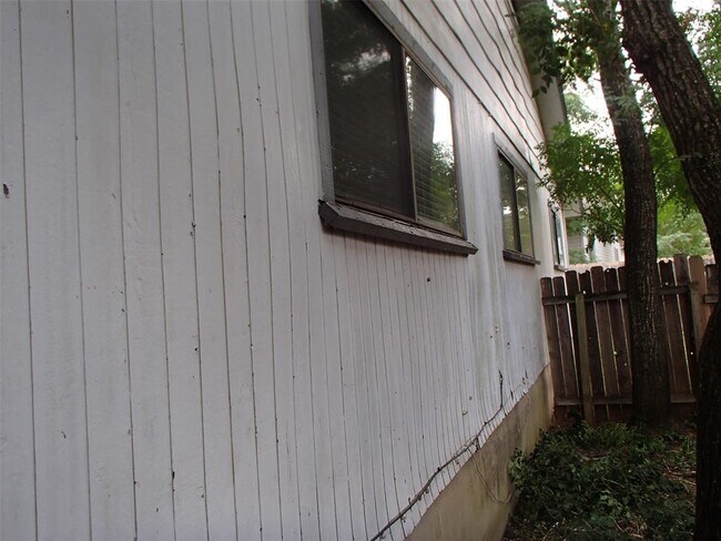 Building Photo - 617 Luther Dr