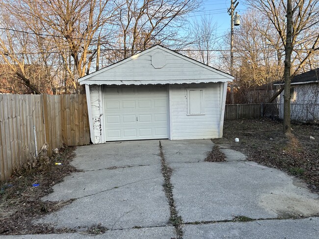 Garage - 18918 Westphalia St