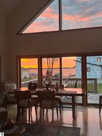 Building Photo - 302 S Lake Dr