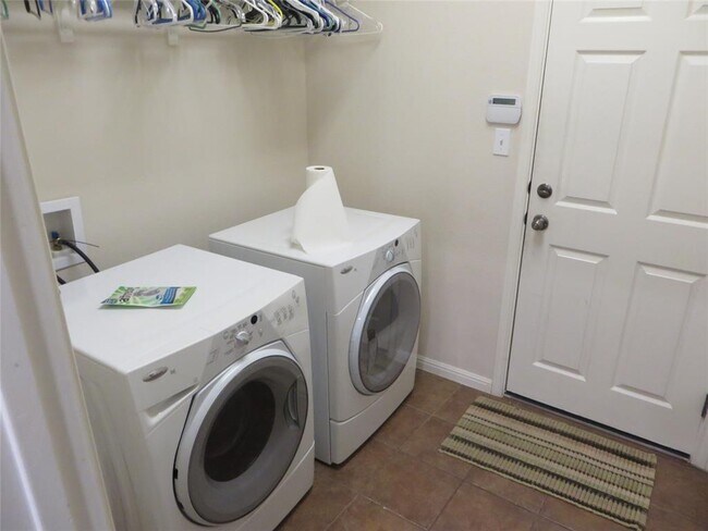 Building Photo - 2124 Callingwood Dr