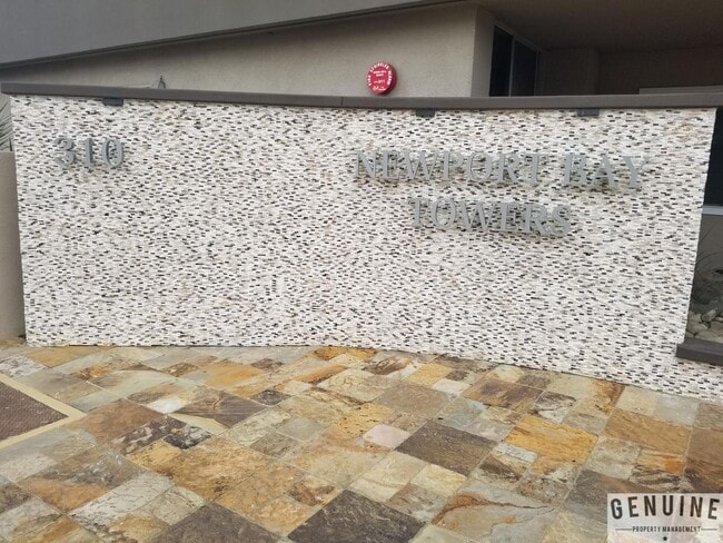 Building Photo - 2Bd 2Ba Spacious Newport Bay Front Condo