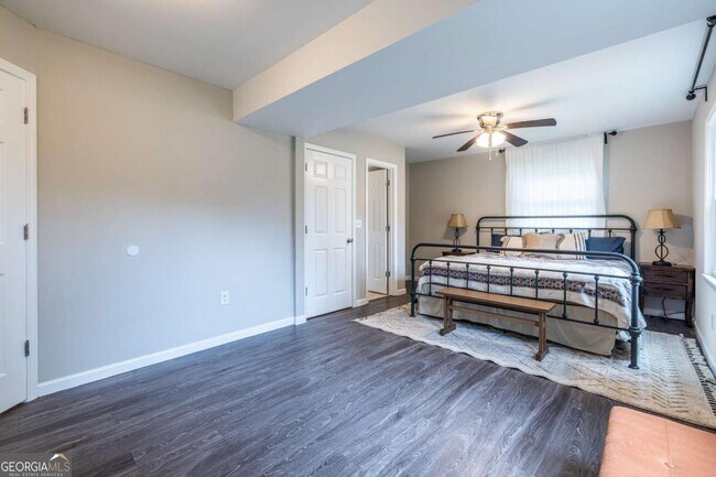 Building Photo - 2439 Parkland Dr