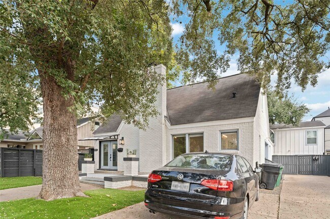 Building Photo - 2631 Persa St