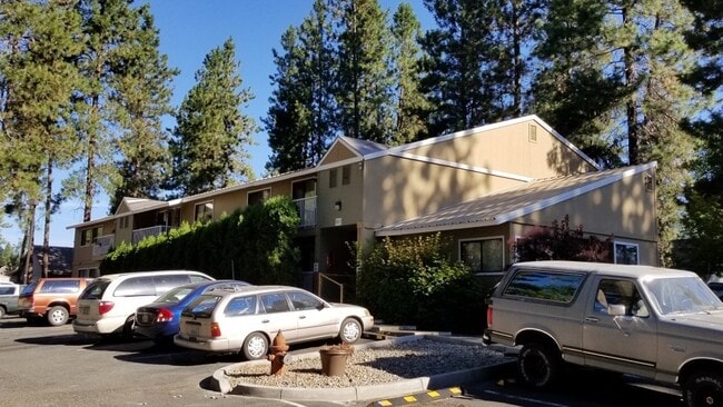 Building Photo - 906 W 2nd St