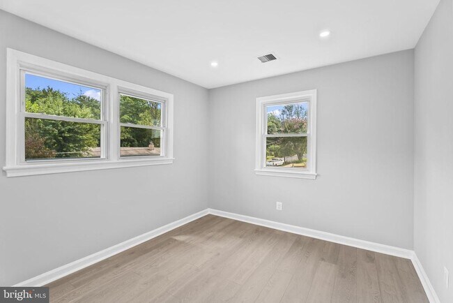 Building Photo - 5822 Brookview Dr