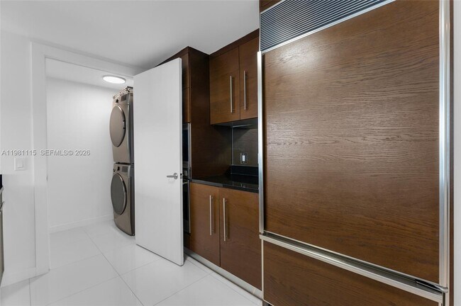 Building Photo - 495 Brickell Ave