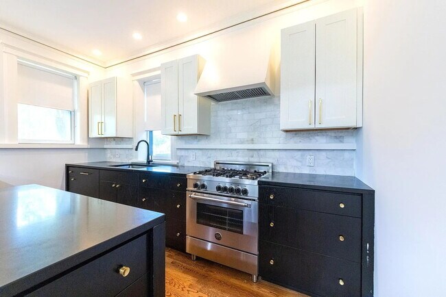 Building Photo - Gorgeous U-City Pershing Ave 4 bedroom/3 bath GEM - Fully Furnished with CLASS AND ELEGANCE - Mus...