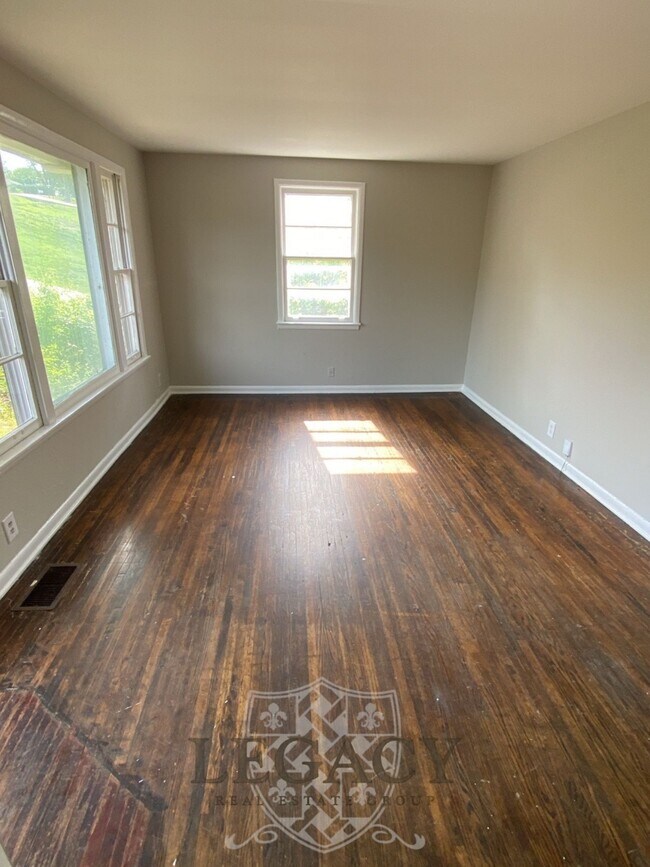 Building Photo - 2229 Maplecrest Dr