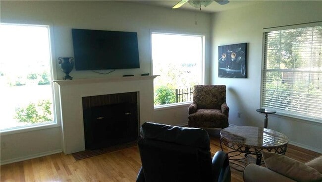 Building Photo - 808 Edgecliff Terrace