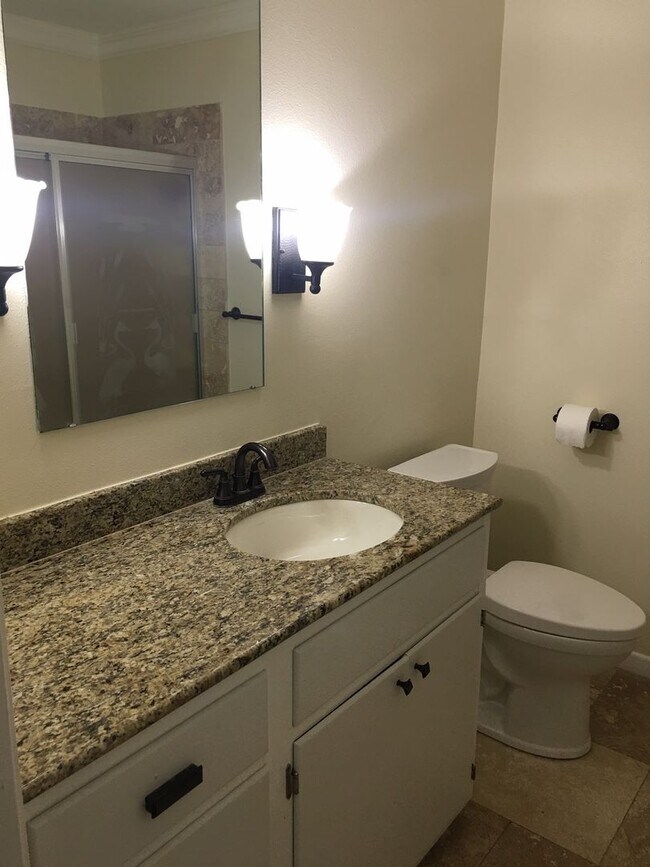 Building Photo - Beautifully renovated 3 bed/3bath near UTMB