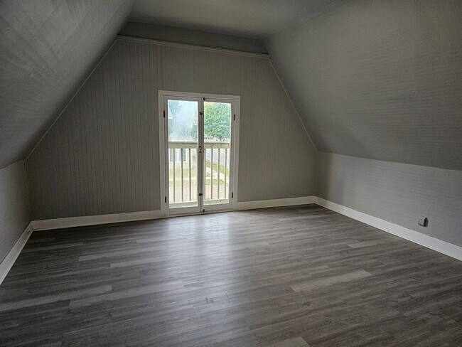 Building Photo - 641 10th St N