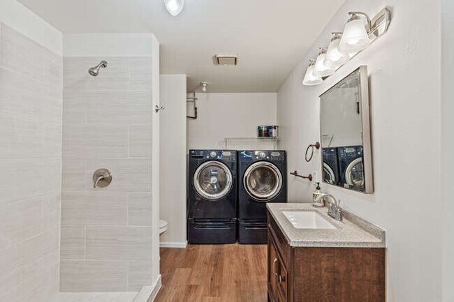 Building Photo - Super Cute 1 Bed, 1 Bath Carriage House!! ...