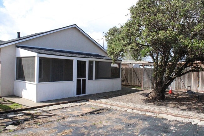Building Photo - **COMING SOON!!! ** Gated Three Bedroom, 1 Bathroom House in Bay Point