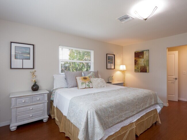 Building Photo - Luxury Seasonal Furnished Rental "Charming...