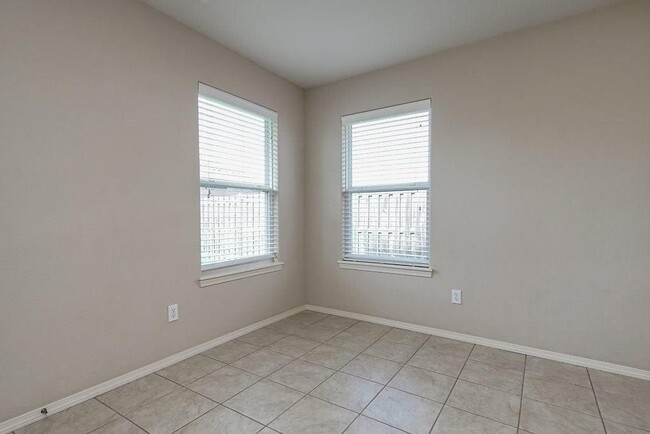 Building Photo - 4407 SW Limestone Ave