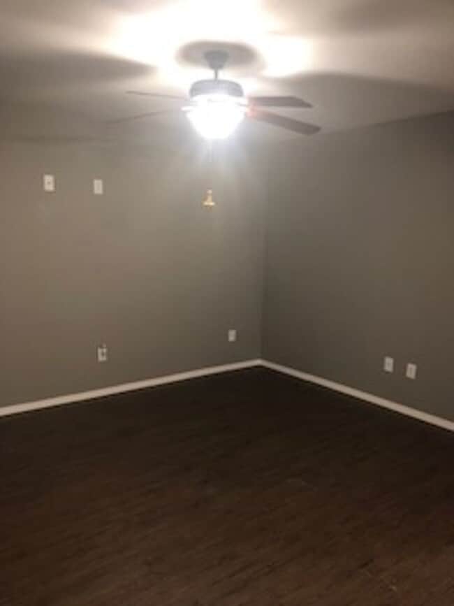 Building Photo - Very nice 2 bed 1 bath home, Dining room, Porch and Back Patio and Storage Bldg