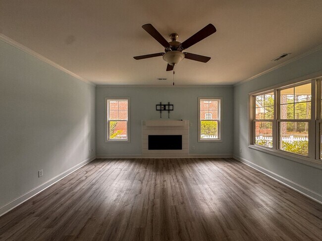 Building Photo - Gorgeous 4 Bed 3.5 Bath Executive Home with Community Amenities