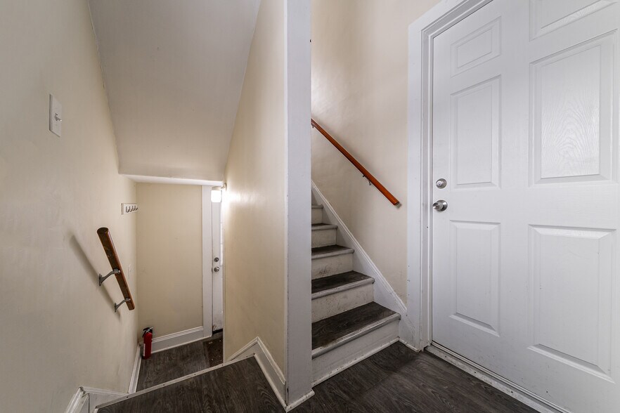 Building Photo - 2167 Carabel Ave