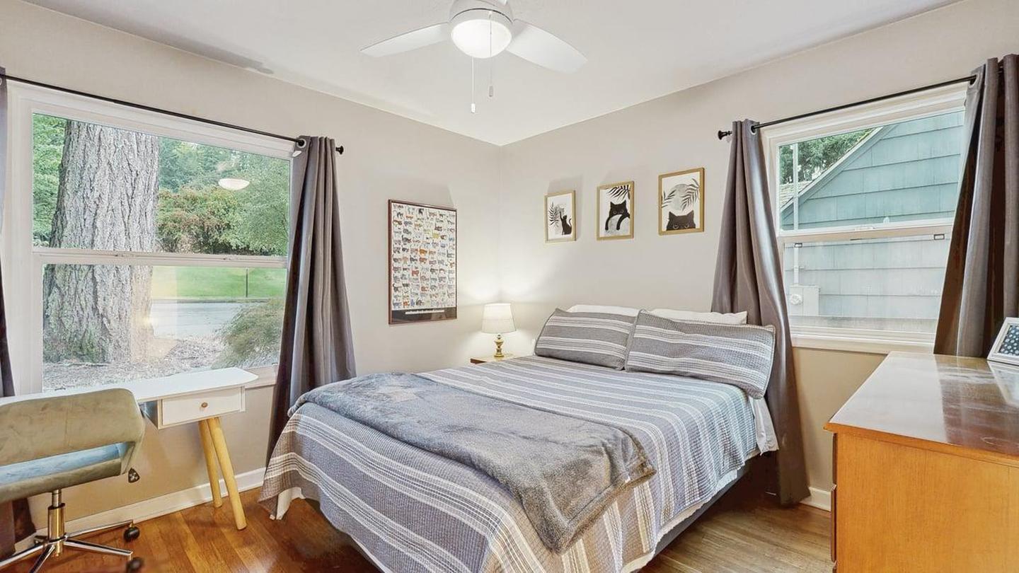 Building Photo - Cozy home with fenced yard and hot tub in NE Portland