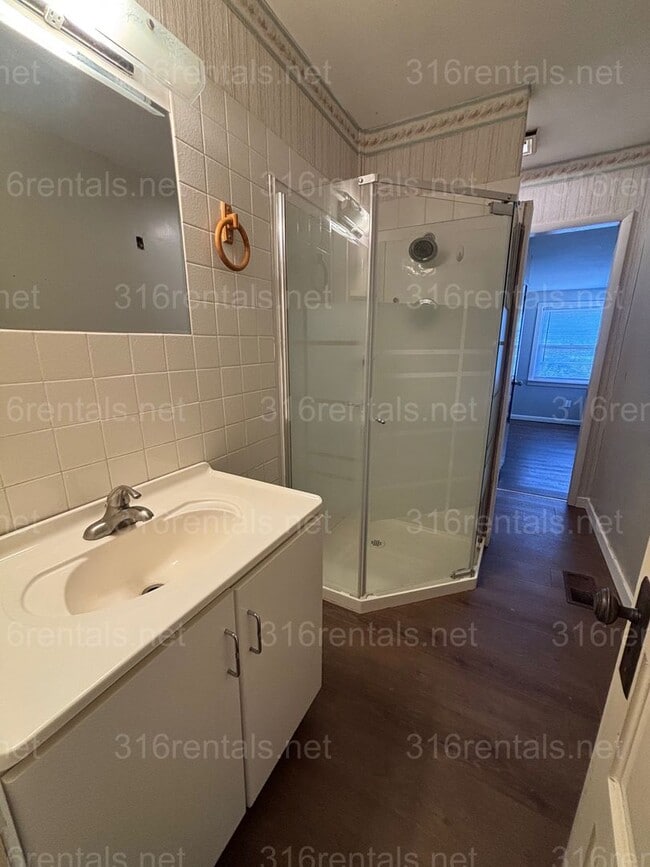 Building Photo - Three bedroom one bath freshly painted house available NOW!