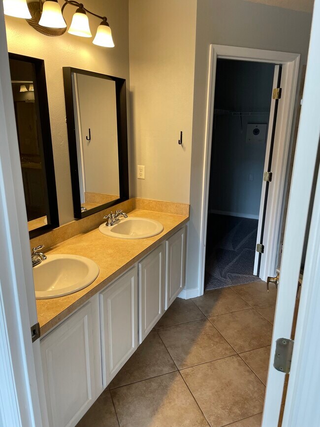 Building Photo - 725 Ventura Dr