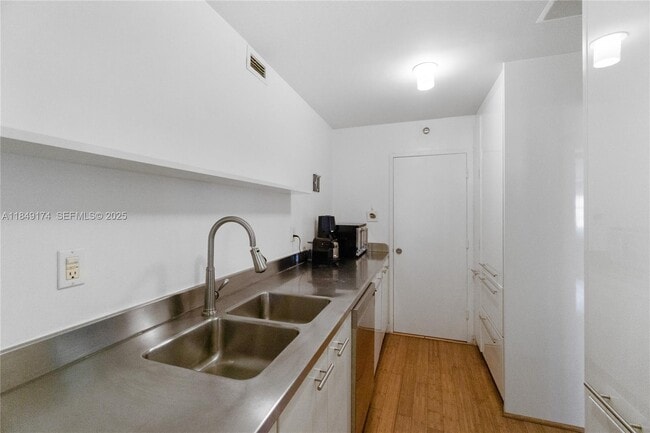 Building Photo - 100 Lincoln Rd