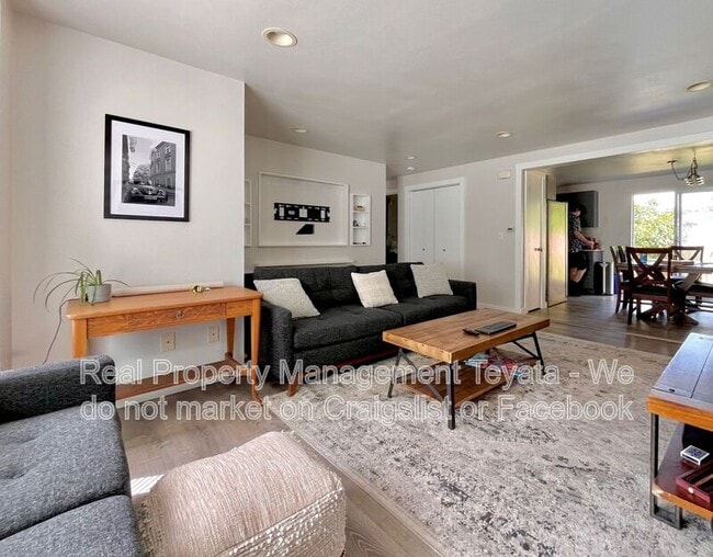 Building Photo - 2215 Wildflower Way