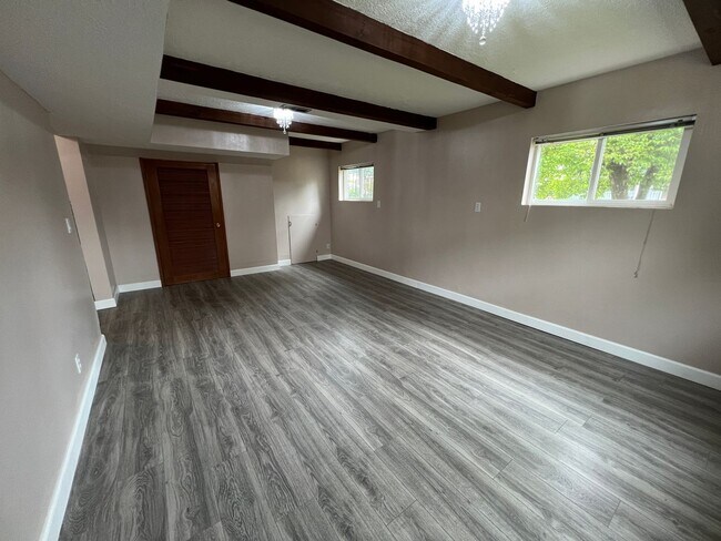 Building Photo - 4 Bedroom Milwaukie Home