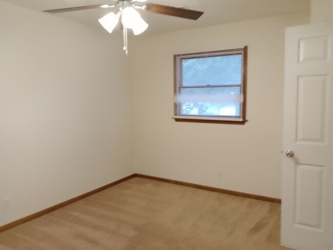 Building Photo - Charming 3 Bedroom, 2 Bath Single Family H...