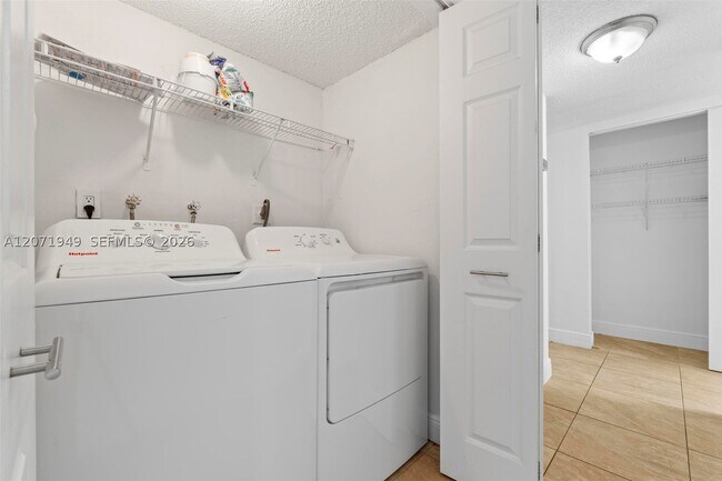 Building Photo - 9375 Fontainebleau Blvd