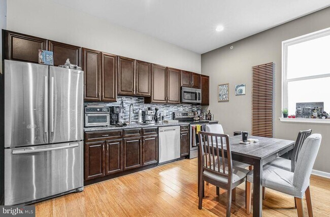 Building Photo - 2422 Frankford Ave