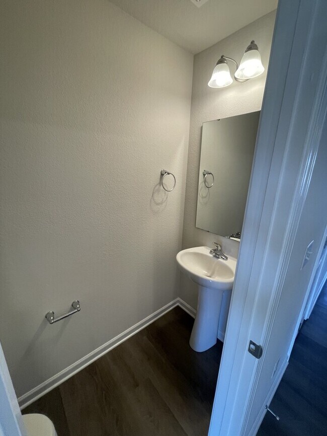 Building Photo - 1075 Peony Ln