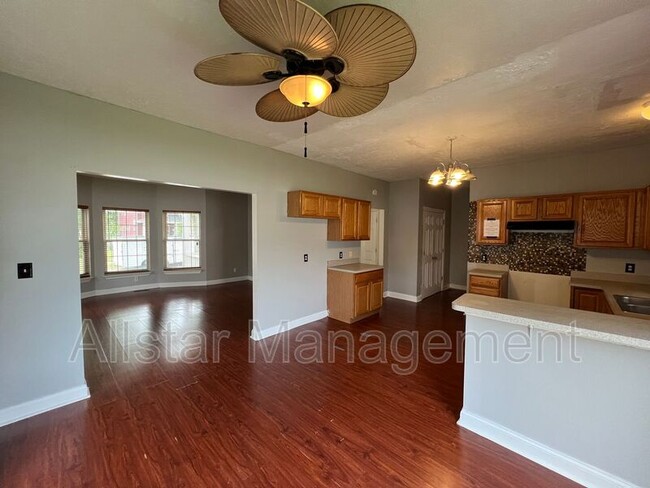 Building Photo - 10631 Englewood Ave