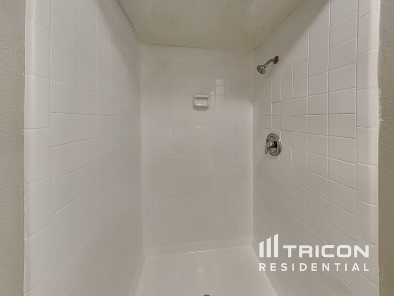 Building Photo - 1040 Twin Falls Dr