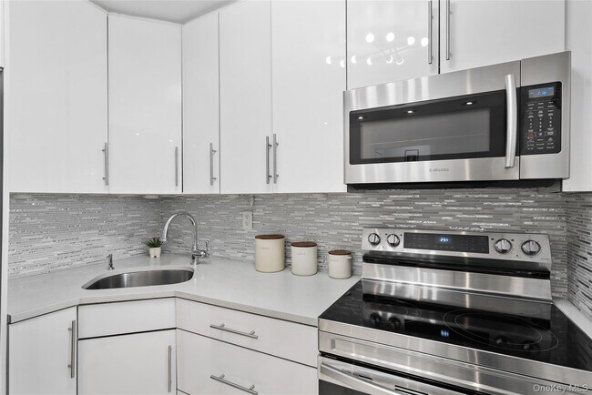 Building Photo - 5800 Arlington Ave