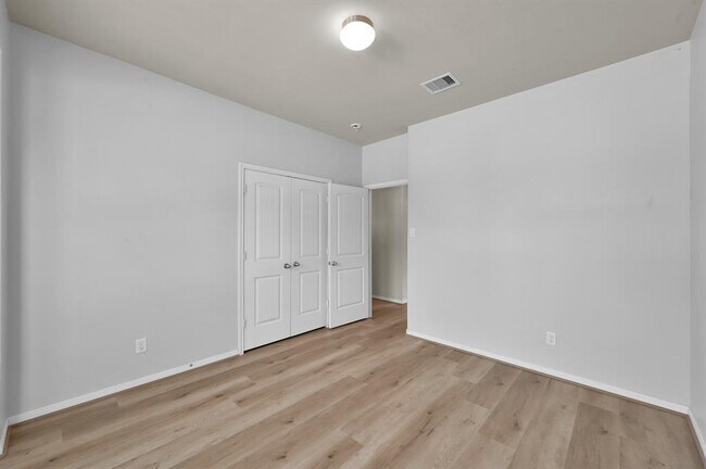 Building Photo - 9442 E Woodmark
