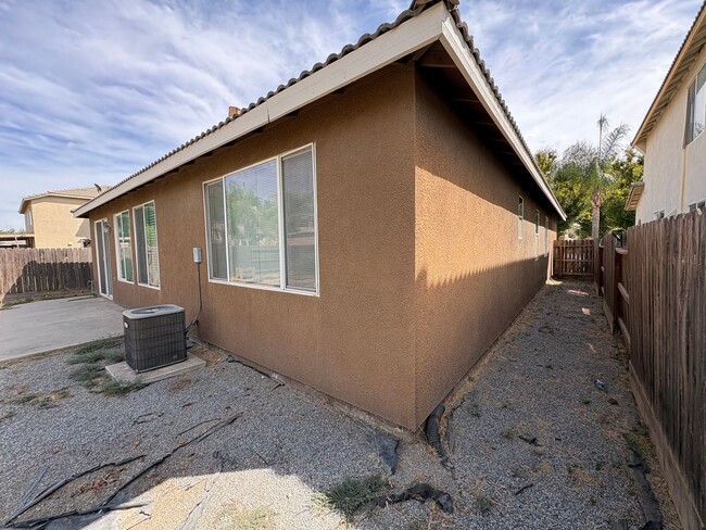 Building Photo - 3042 W Delta Ave
