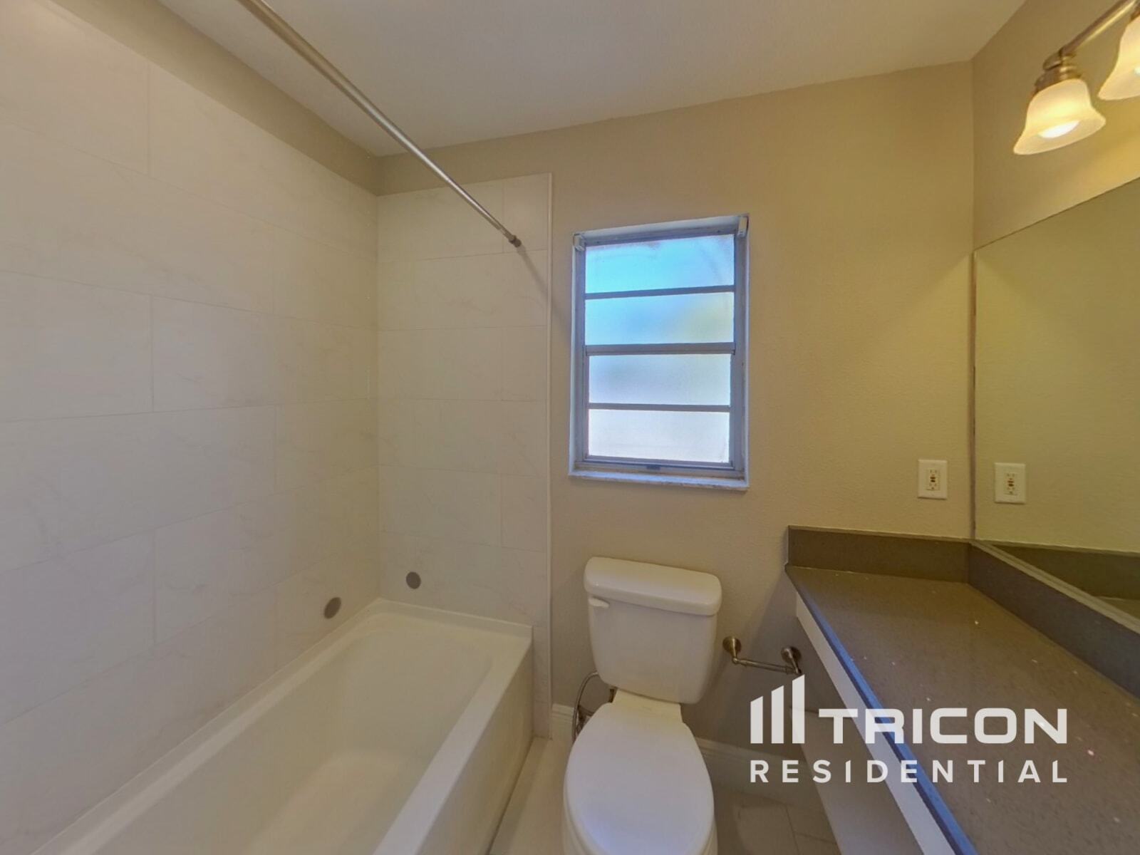 Building Photo - 1906 Radcliffe Dr N