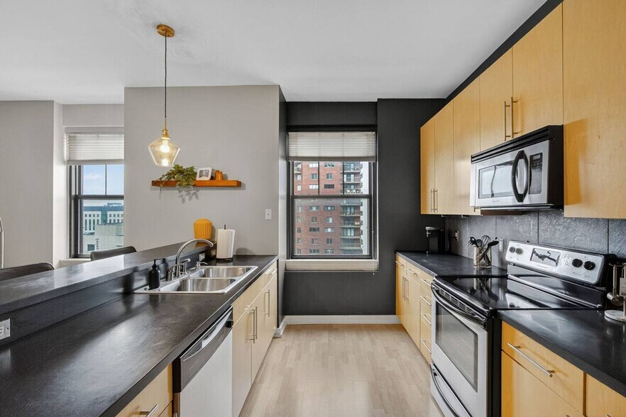 Building Photo - 400 Walnut St