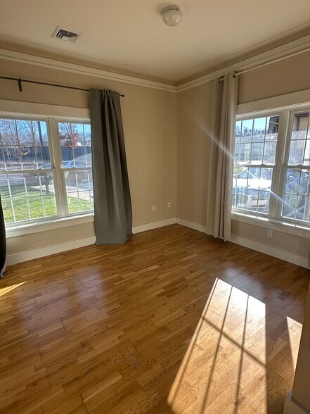 Building Photo - 54 Loomis St